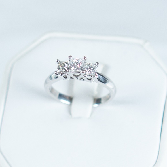 14k white gold engagement  diamonds ring - Picture 2 of 5
